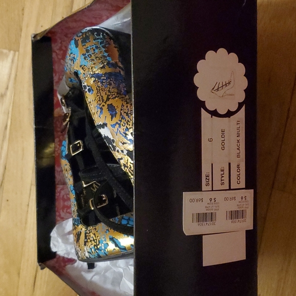 Heels - Picture 4 of 4